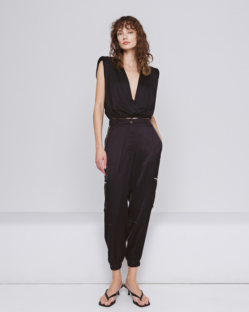 Pants with pockets and ribbed details