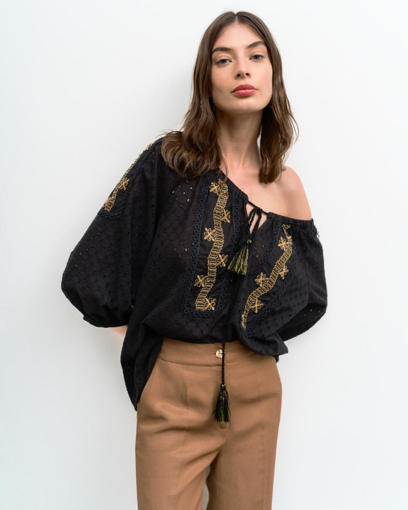 Embroidery blouse with embroidered details and long sleeve