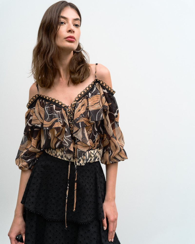 Off-the-shoulders printed blouse