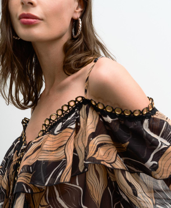 Off-the-shoulders printed blouse