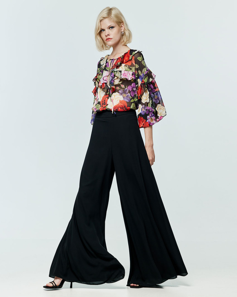 Floral blouse with ruffles