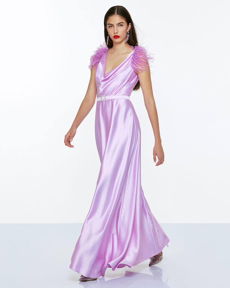 Maxi satin dress with feathers on the sloulders