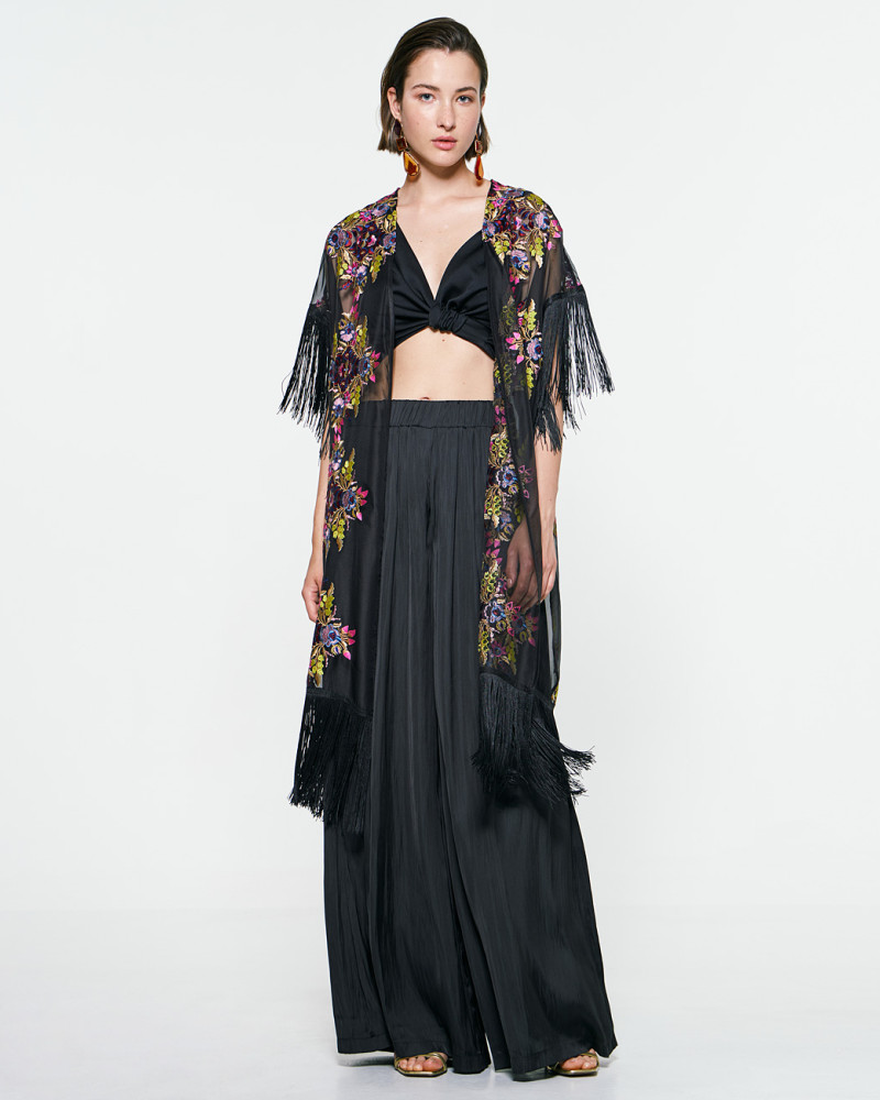 Kimono with embroideries and fringes