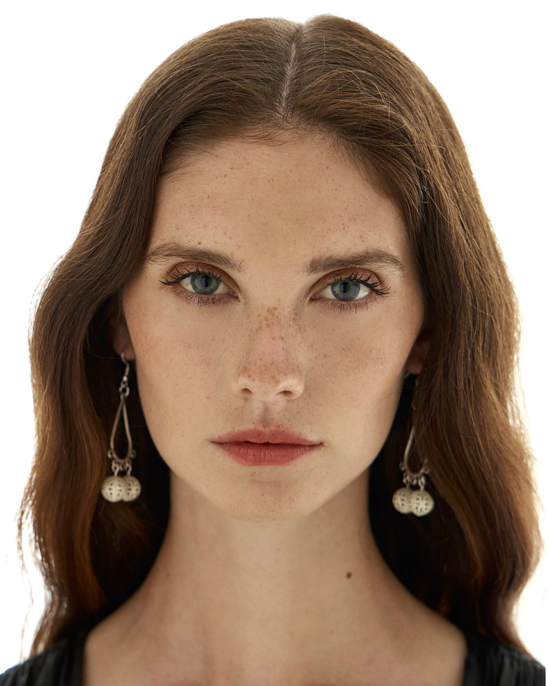 Teardrop-shaped earrings with beads