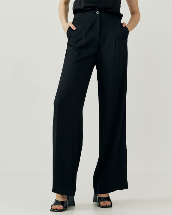 Loose fit pants with drawstring at the waist