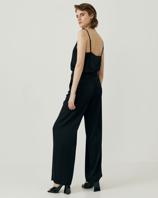 Loose fit pants with drawstring at the waist