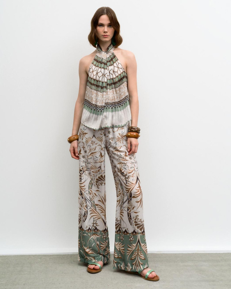 Straight-leg printed pants with an elastic