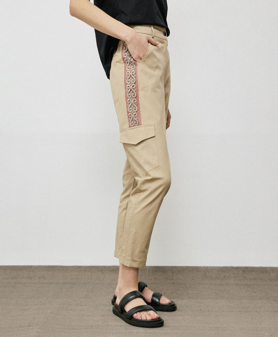 Cargo pants with embroidered details