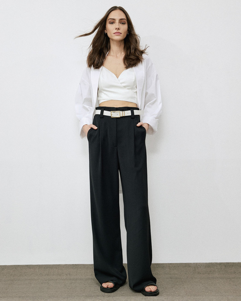 Straight-leg pants with pleats and belt