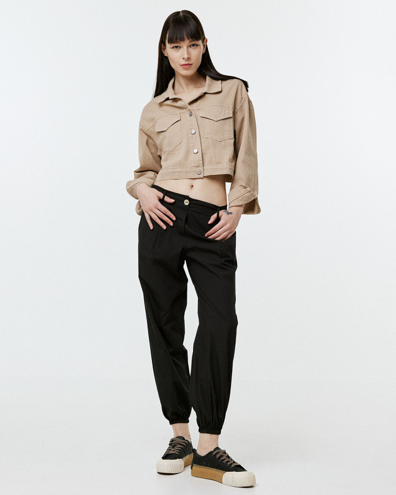 Pants with pleats and elastic details