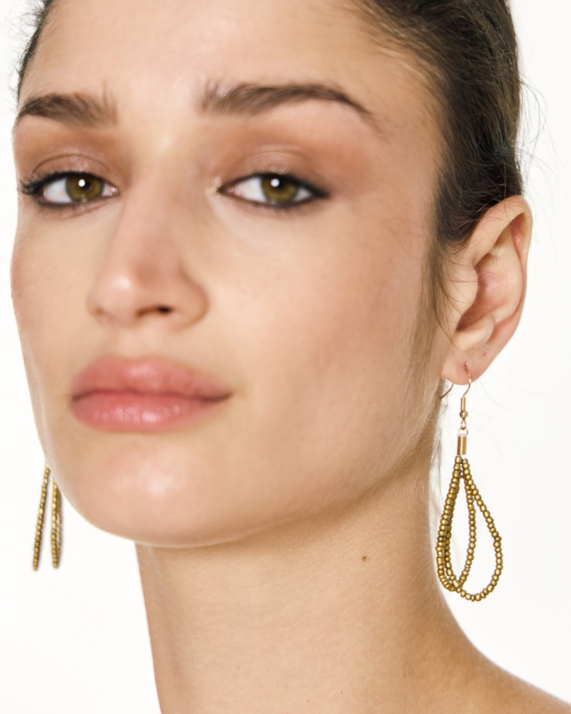 Dangle earrings with beads