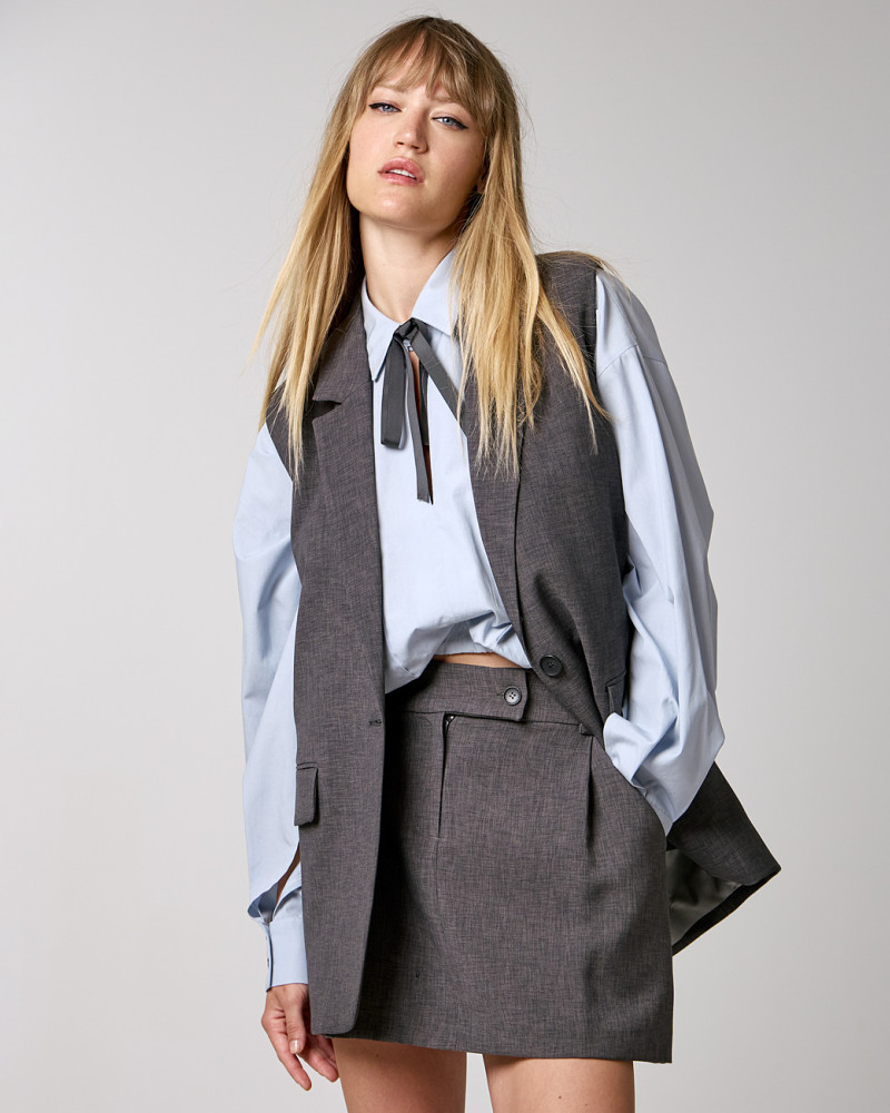 Single-button waistcoat with flap pockets