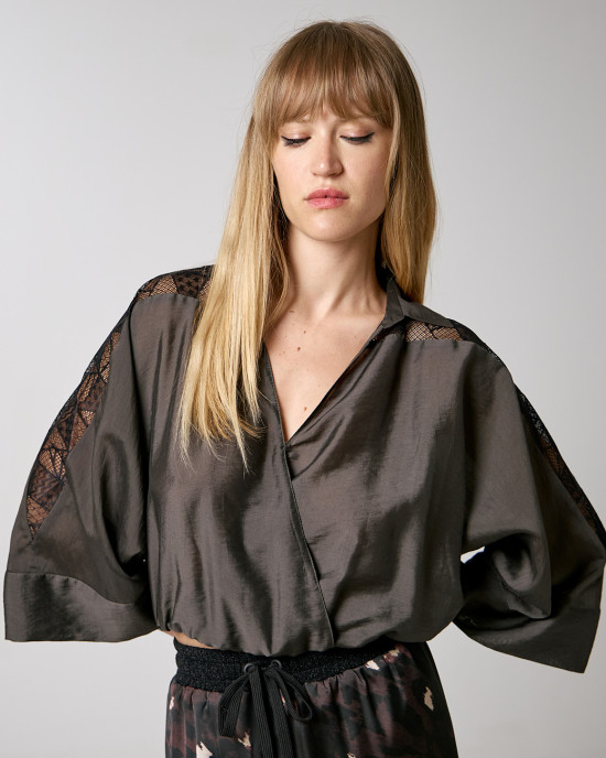 Blouse with lace details and elastic waist