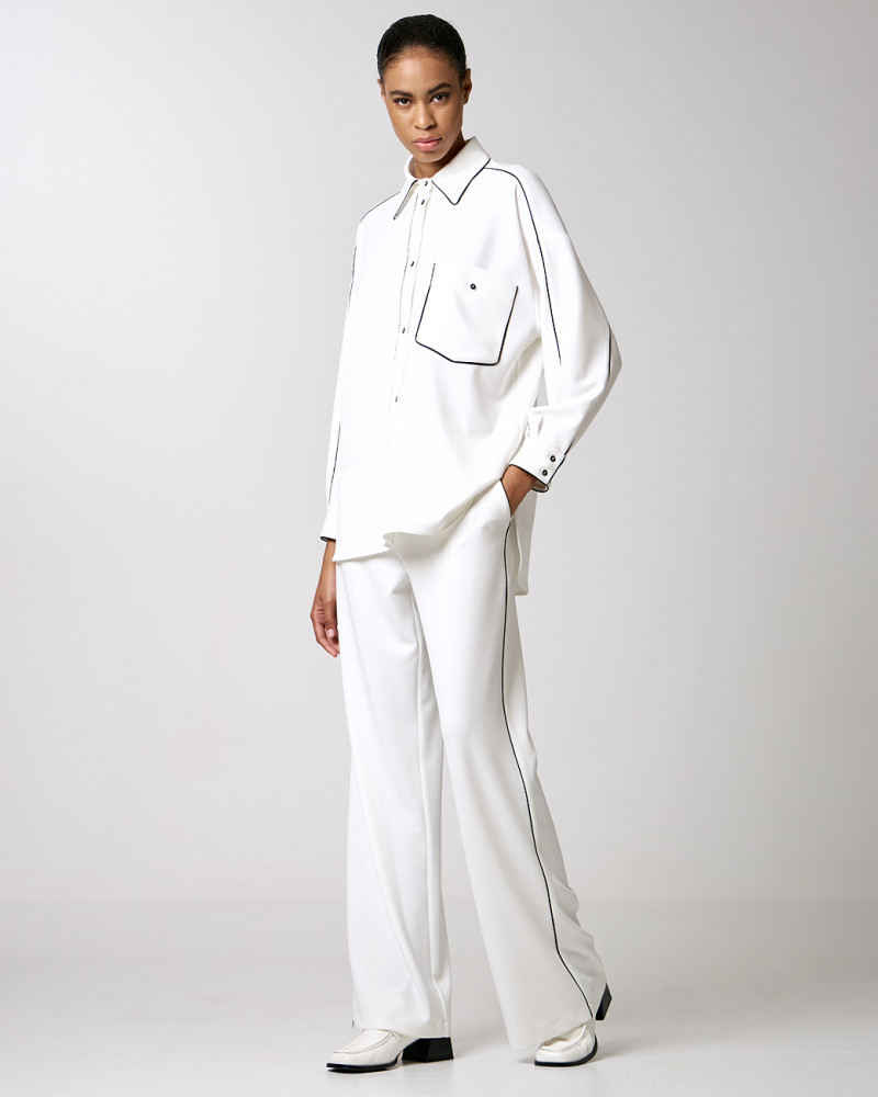 Straight-leg pants with waistband piping details