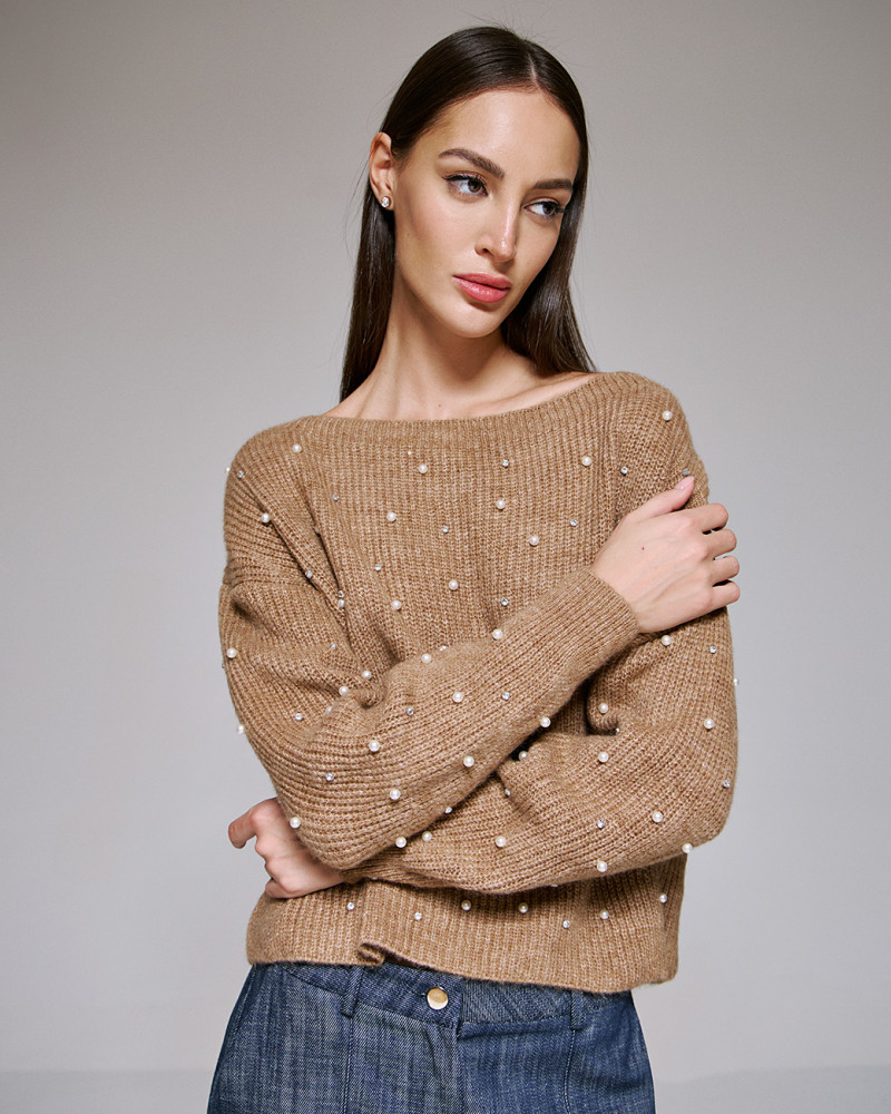Knitted sweater with rhinestones and pearls