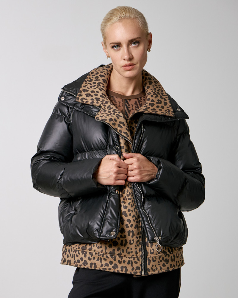Short puffer jacket with leopard inside
