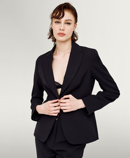 Tailored single-button blazer
