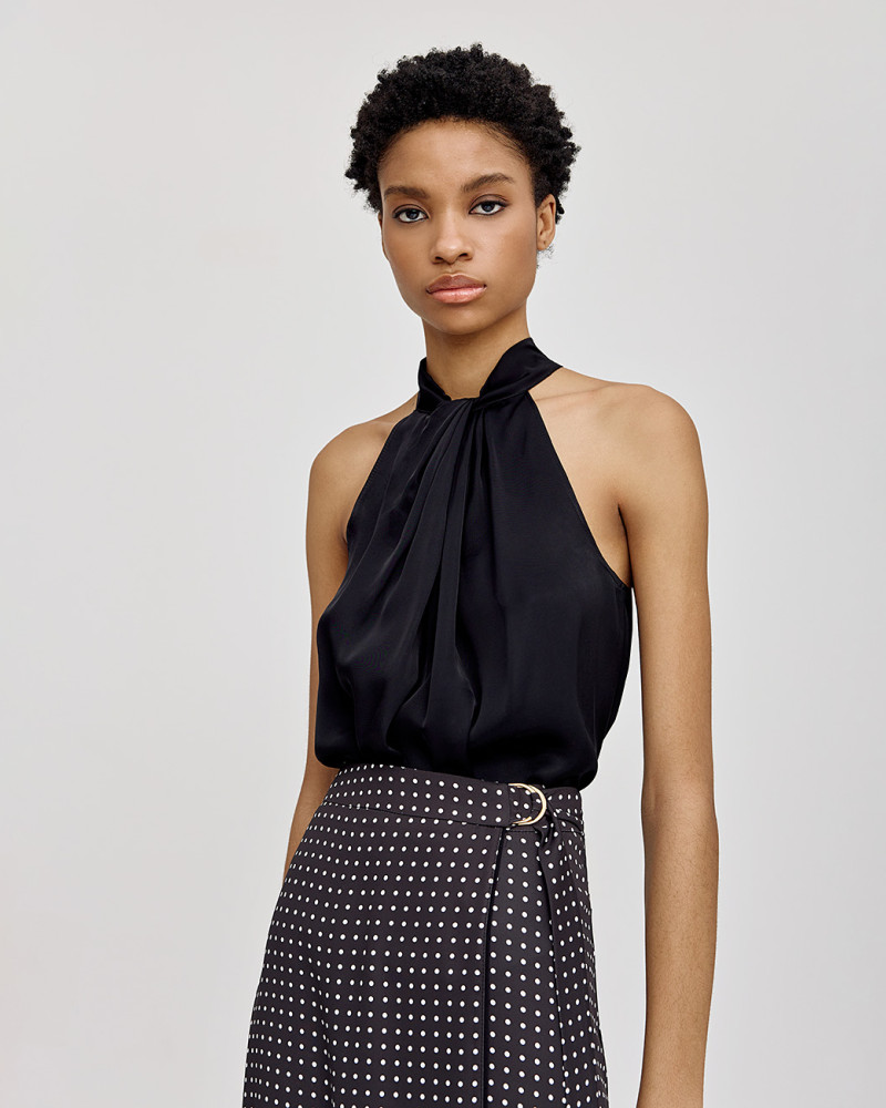 Halter-neck top with a knot