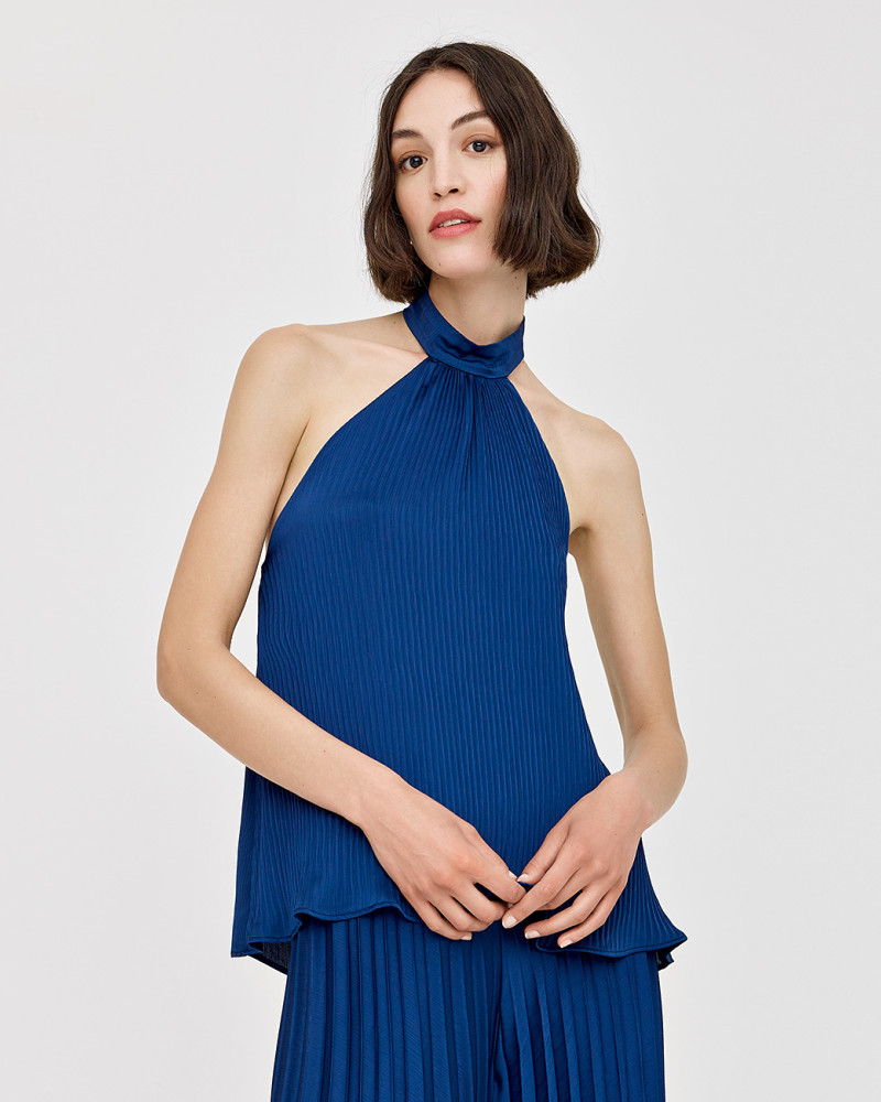 Halter-neck top with a low back