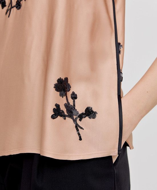 Strappy top with flower embroideries