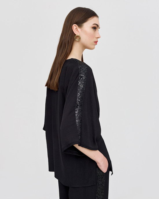 Blouse with V and sequin on the shoulders