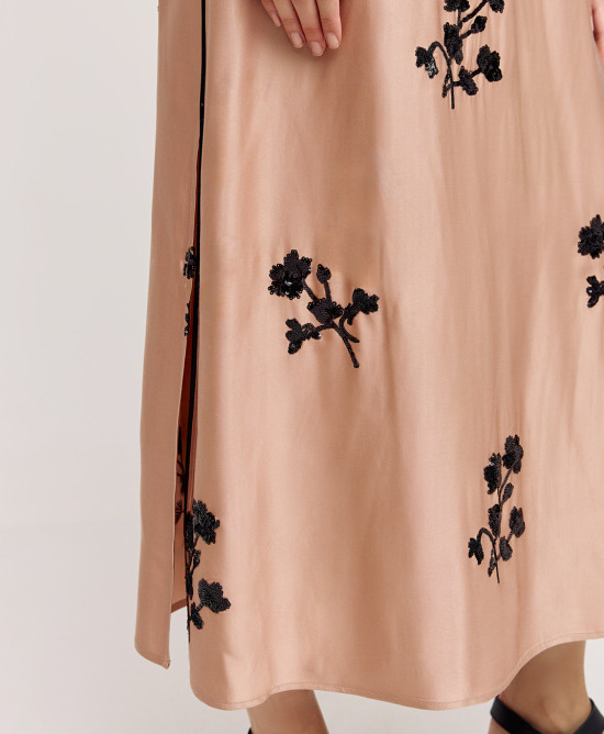 Strappy dress with flower embroideries