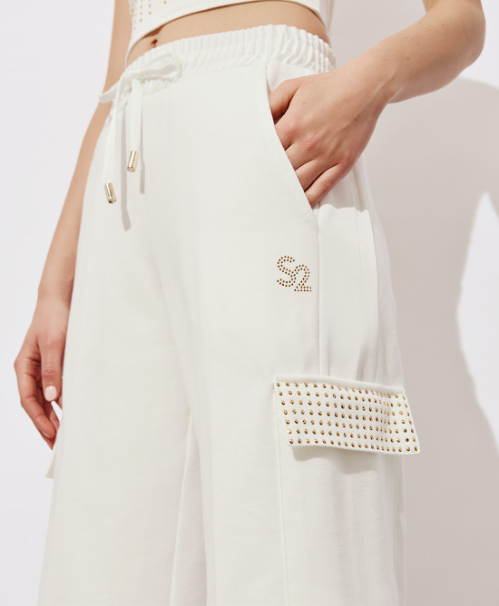 Pants with pockets and rhinestones
