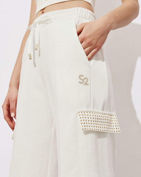 Pants with pockets and rhinestones