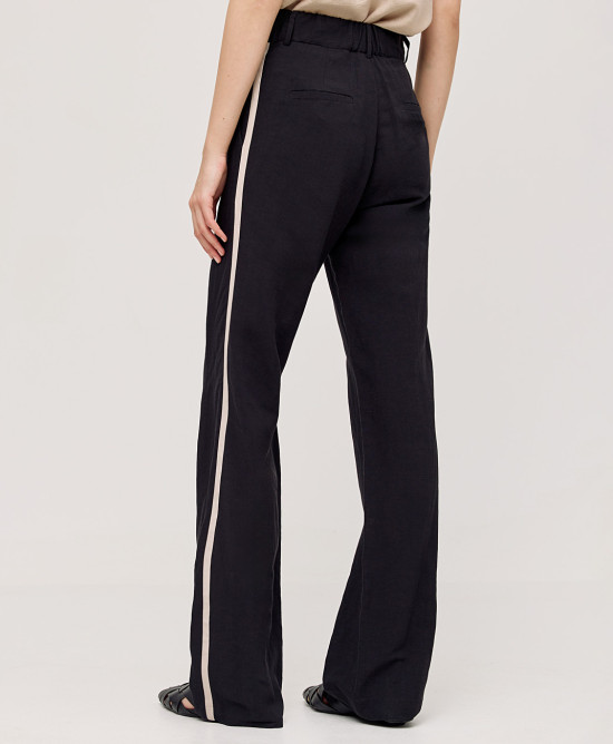 Wide-leg pants with contrasting details