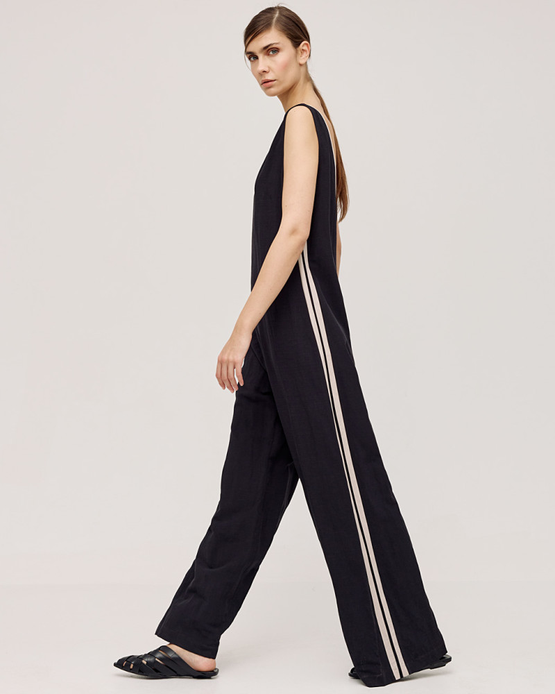 Jumpsuit with V and contrasting details