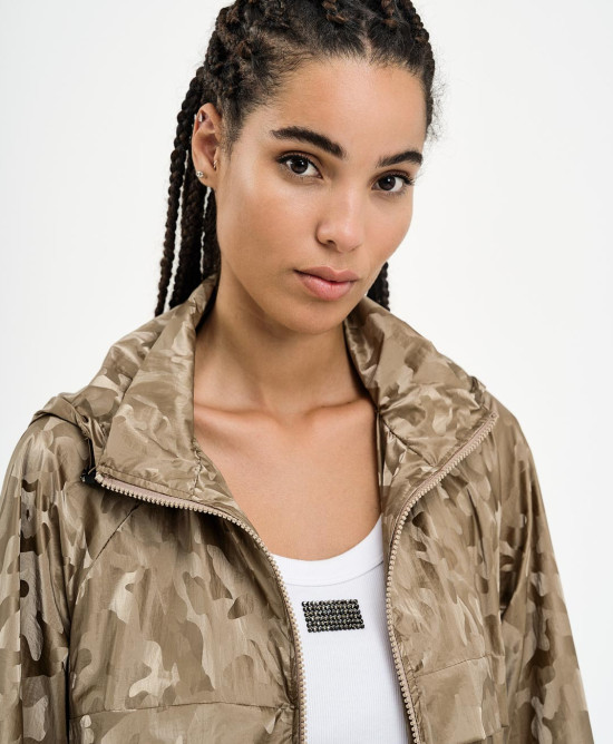 Hooded jacket with a military print