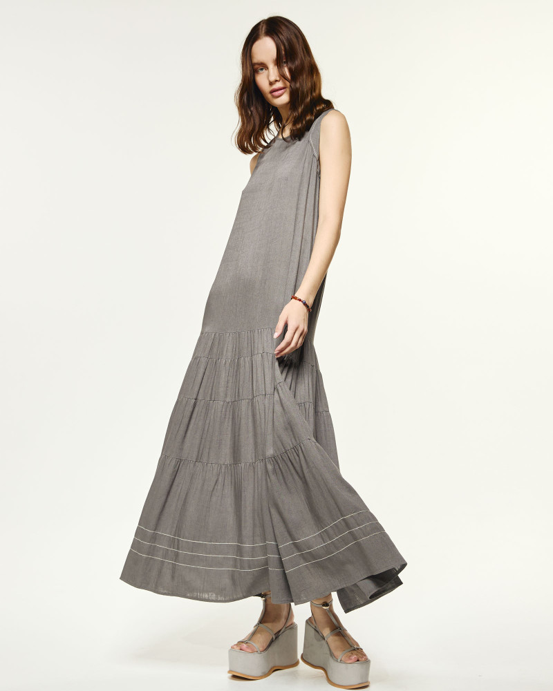 Sleeveless dress with ruffles and seams