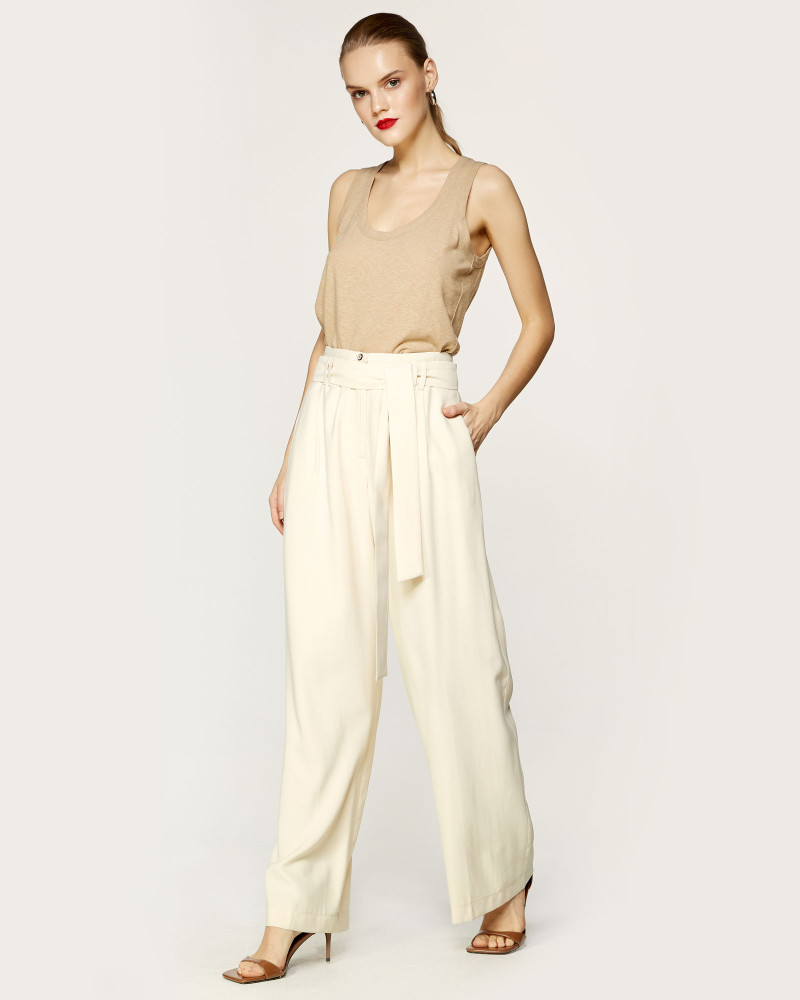 Loose fit pants with belt