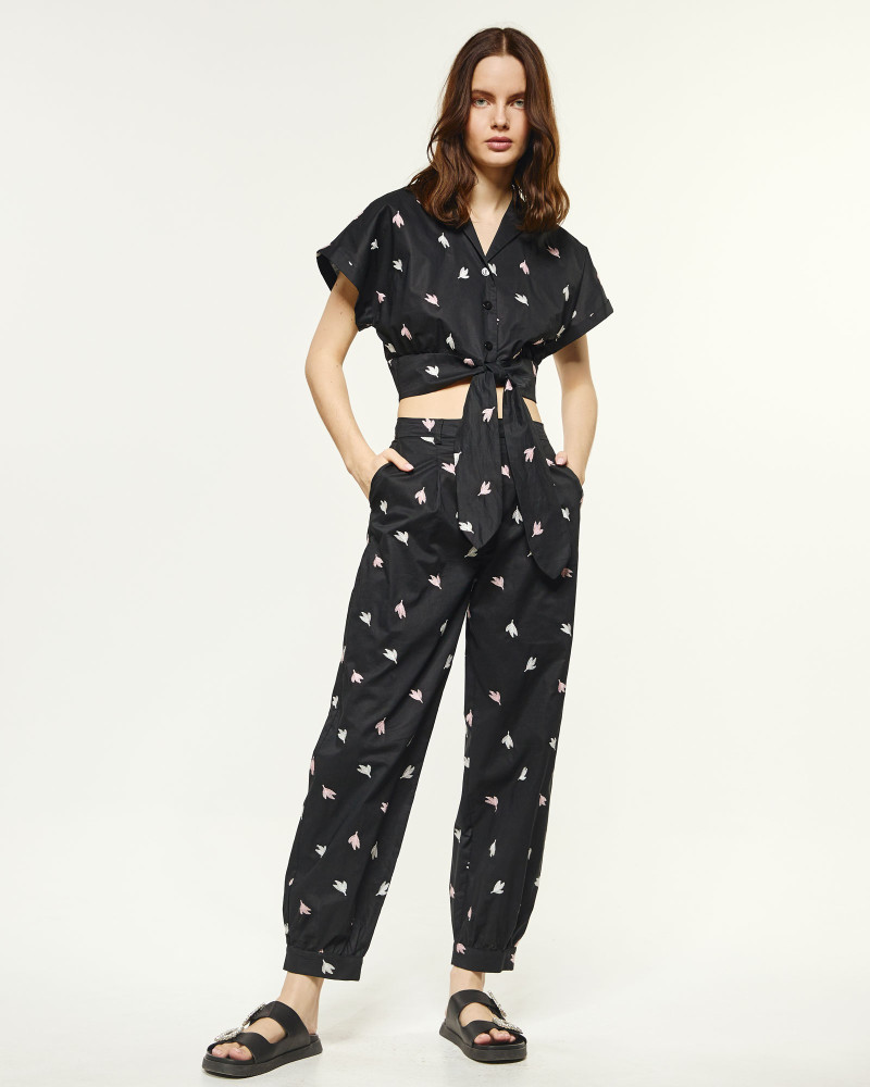 High-waisted pants with embroidered pattern