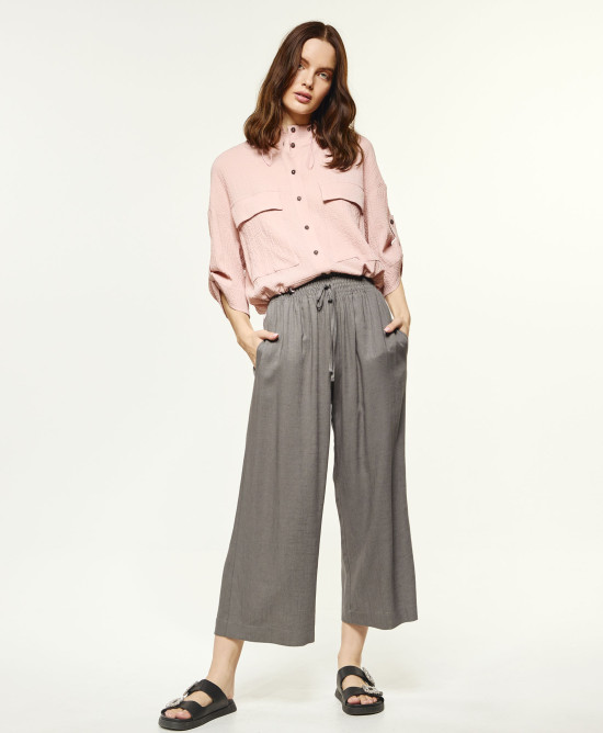 Cropped shirt in creased looks with pockets