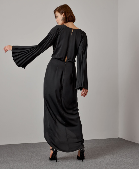 Maxi dress with pleated sleeves