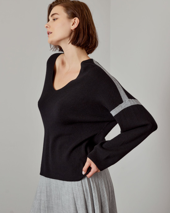 Knit sweater V neckline