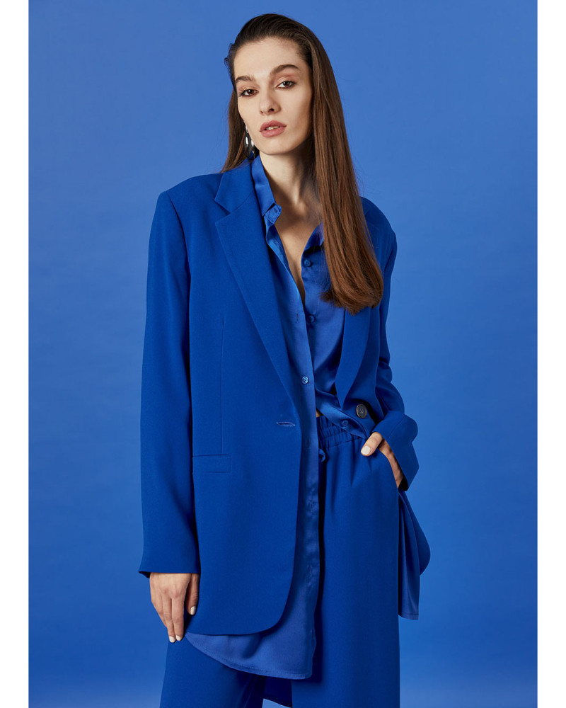 One-button blazer with shoulder pads