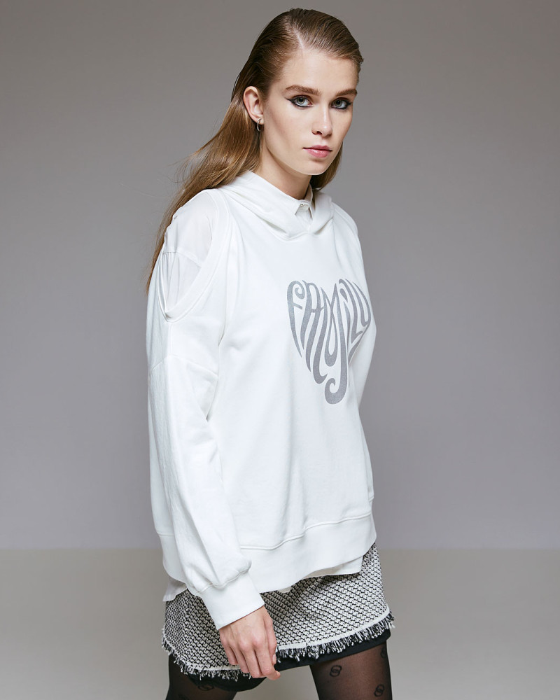 Blouse hoodie with open shoulders and a heart shape