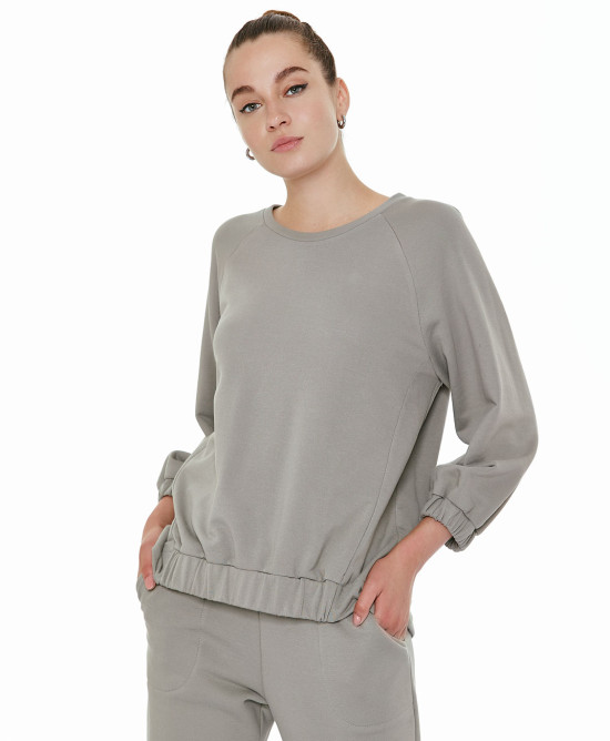 Sweater blouse with elastic