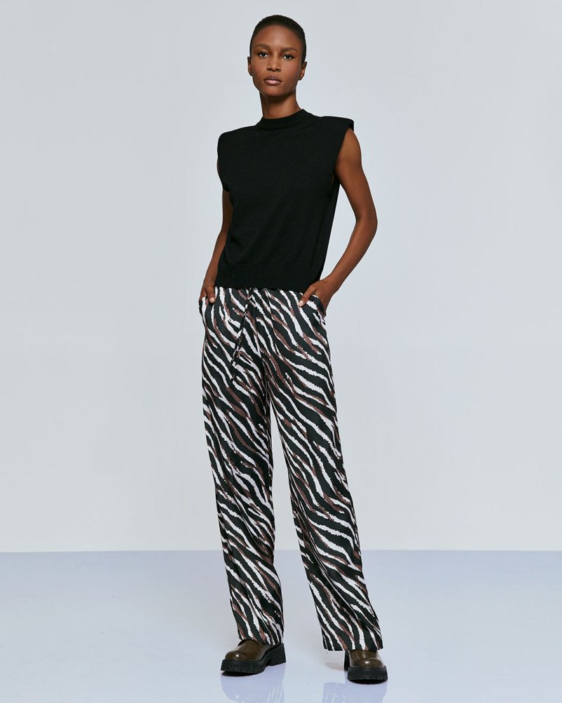 Wide-leg pants in zebra print
