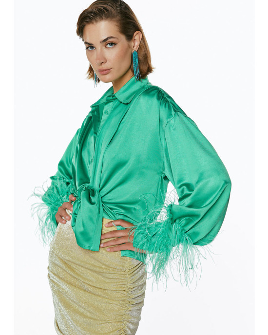 Shirt with feathers at the sleeves