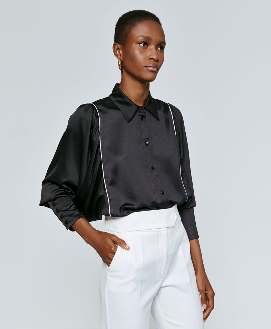 Shirt with pleats at the sleeves
