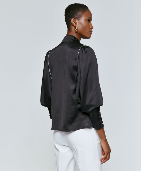 Shirt with pleats at the sleeves